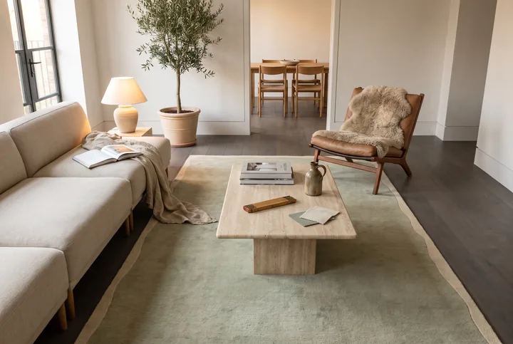 Tapis sur-mesure en laine posé dans un séjour contemporain